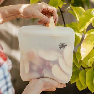 NWT: Silicone Zip Sealer - Medium Reusable Food Storage Bag - 34oz / 1000mL